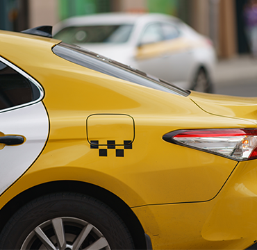 bis zu 4 Fahrgastplätzen